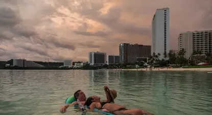 Una pareja disfruta en una playa en el área de la bahía de Tumon de Guam