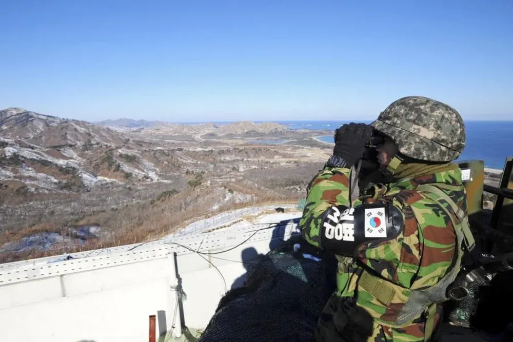 Un militar de Corea del Sur vigila la frontera