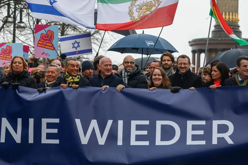 Unas 3.200 personas desafiaron la lluvia para participar en la marcha en el centro de la ciudad.