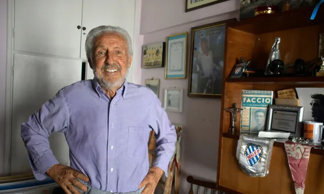 Juan Faccio en su casa con algunos recuerdos