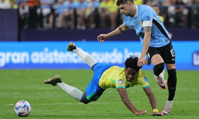 Endrick de Brasil y Federico Valverde de la selección de Uruguay