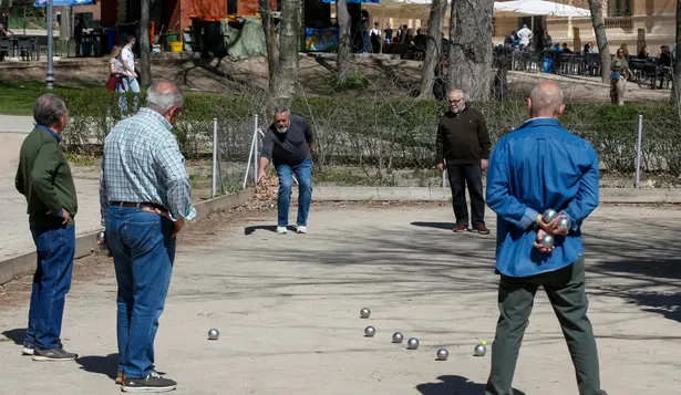 Un grupo de jubilados juegan a la petanca.