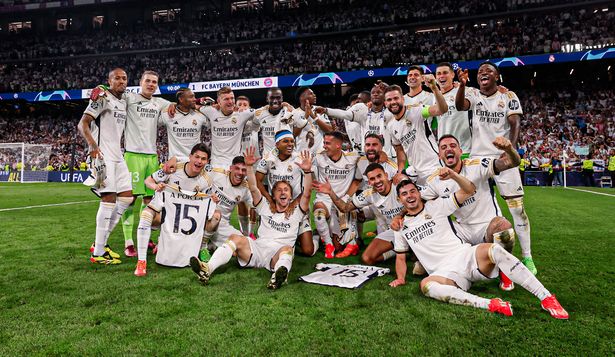 La celebración de Federico Valverde con sus compañeros de Real Madrid tras alcanzar otra final de Champions League