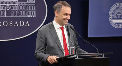 Manuel Adorni se defendió en conferencia de prensa.