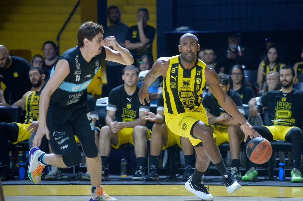 Jayson Granger marcado por Hernando Cáceres