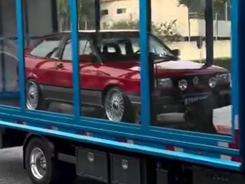 El espectacular coche clásico que recibió Guillermo Varela