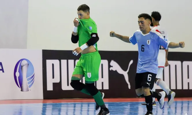 Mathías Fernández, el arquero de Uruguay, celebra su golazo ante Perú en la Copa América de fútbol sala