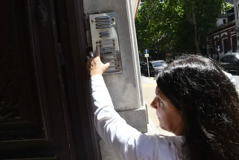 Silvana toca el timbre en la casa de sus alumnos.