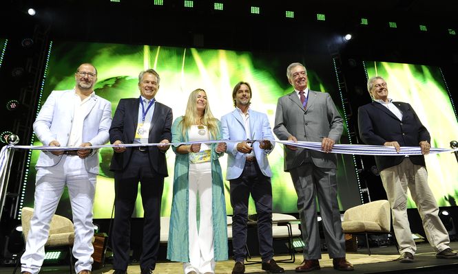 Agro en Punta 2025: Marcelo Bascialla, Luiz Ros, Alejandra Pérez Trápani, Luis Lacalle Pou, Fernando Mattos y Enrique Antía, en el acto inaugural.