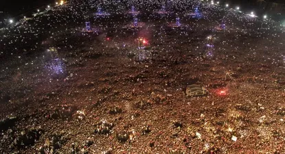 la foto aerea que muestra las miles de personas que estuvieron en el recital del indio