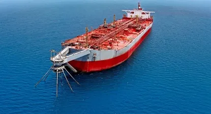 el buque fantasma cargado de petroleo que es como una bomba de tiempo en el mar rojo