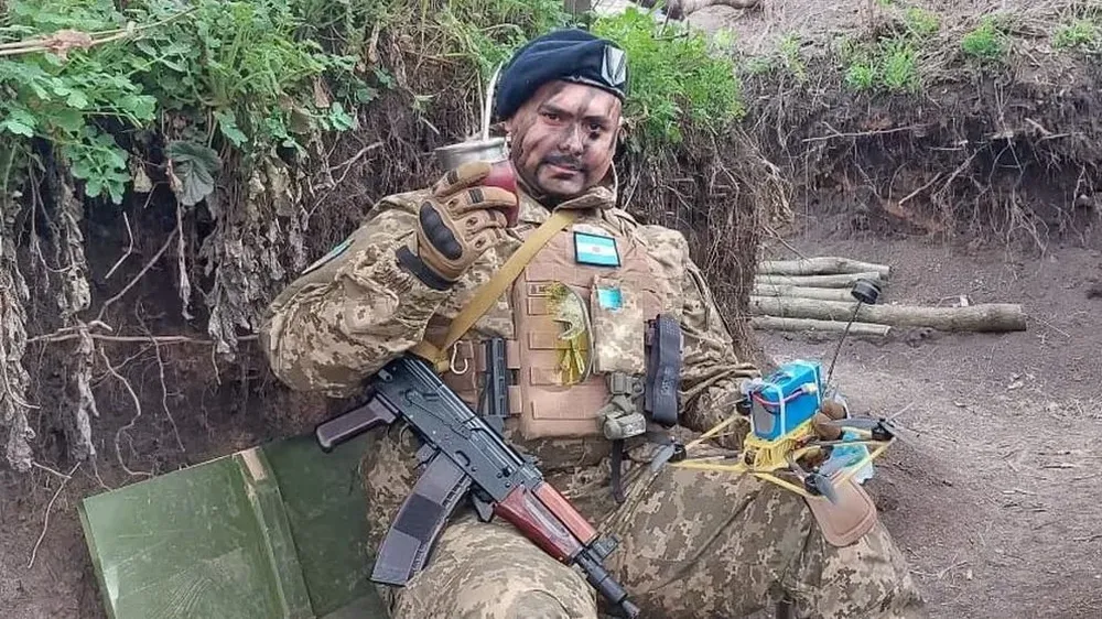 Soldado argentino toma mate en la guerra.