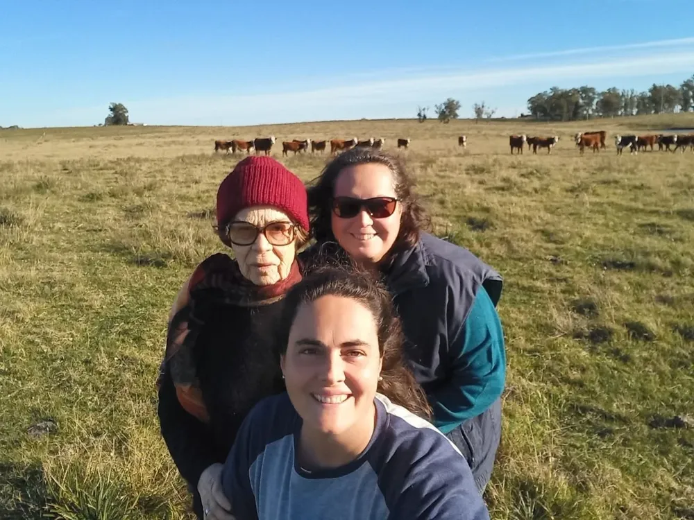 Suley, María Albertina y Olivia en su campo en Tacuarembó.