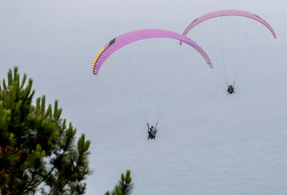 El vuelo en parapente como acto de campaña.