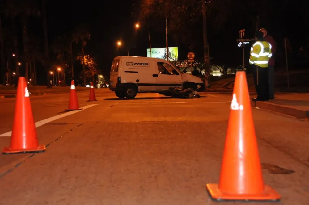 Foto de archivo. El hombre se subió al capó de la mujer que lo había chocado, para evitar que escape; ninguno resultó herido