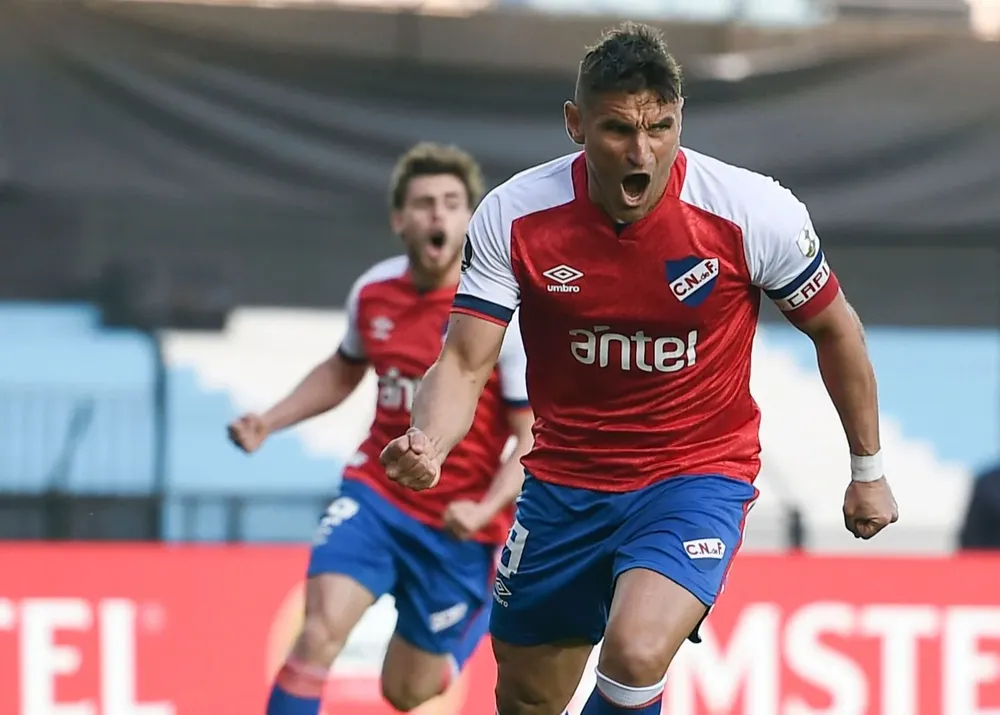 Nacional de rojo en Avellaneda