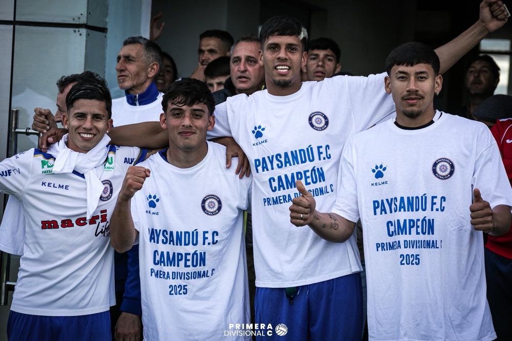 Los futbolistas de Paysandú FC celebran el título; atrás, Nicolás López observa