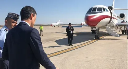 Pedro Sánchez a punto de abordar un avión
