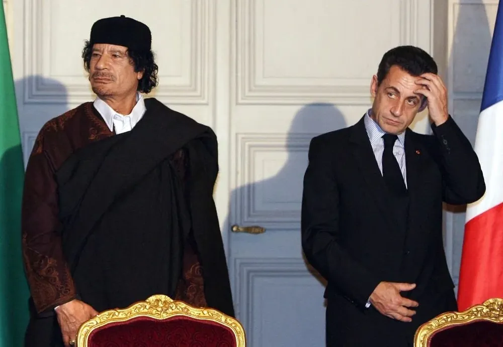 El exmandatario francés Nicolás Sarkozy y el líder libio Muammar Gadaffi: una relación en el banquillo