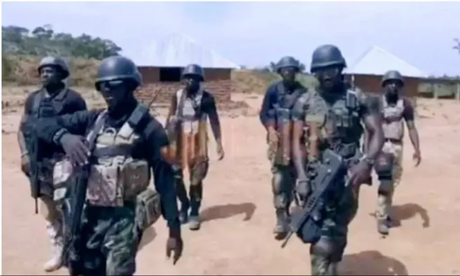 Soldados nigerianos patrullan la zona próxima a la masacre de fieles confundidos con terroristas.