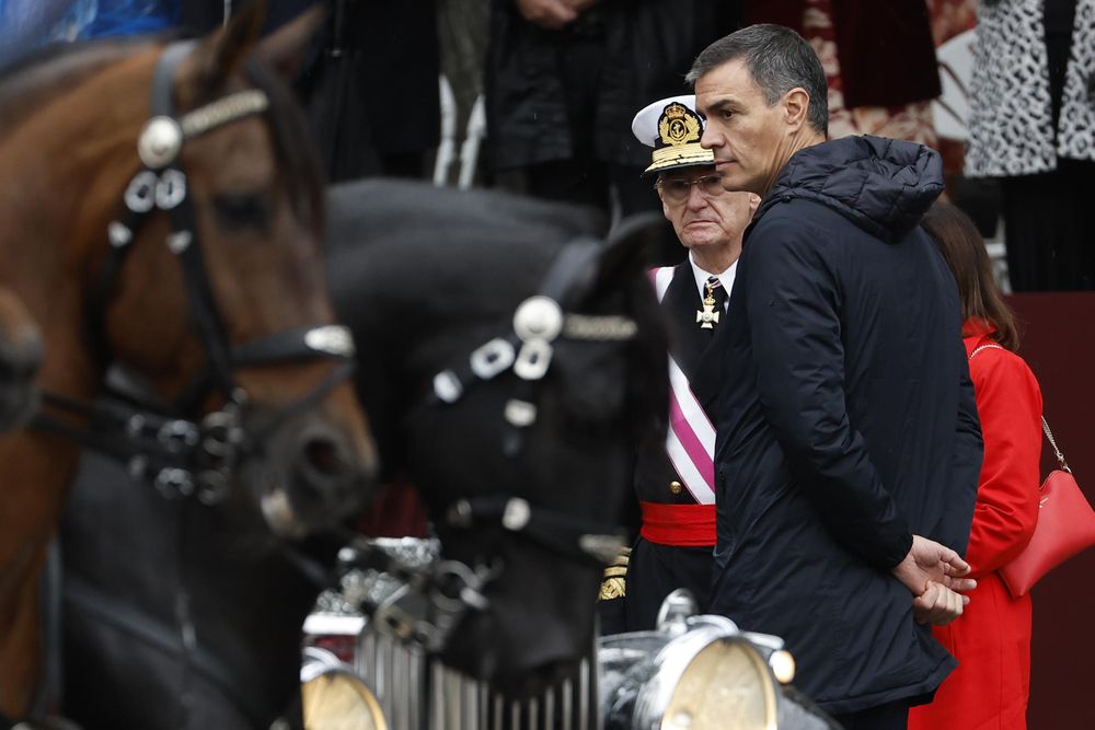 Pedro Sánchez, durante el desfile en Madrid.&nbsp; Foto: EFE.