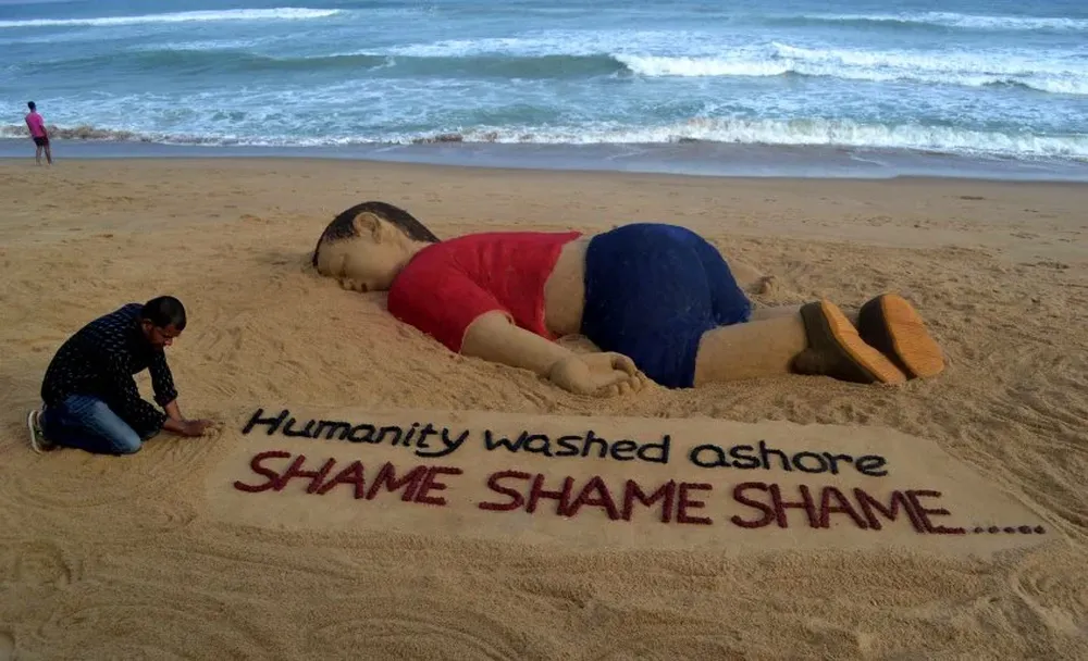El artista indio Sudarsan Pattnaik hizo una escultura de arena en honor al niño que apareció muerto en la playa.