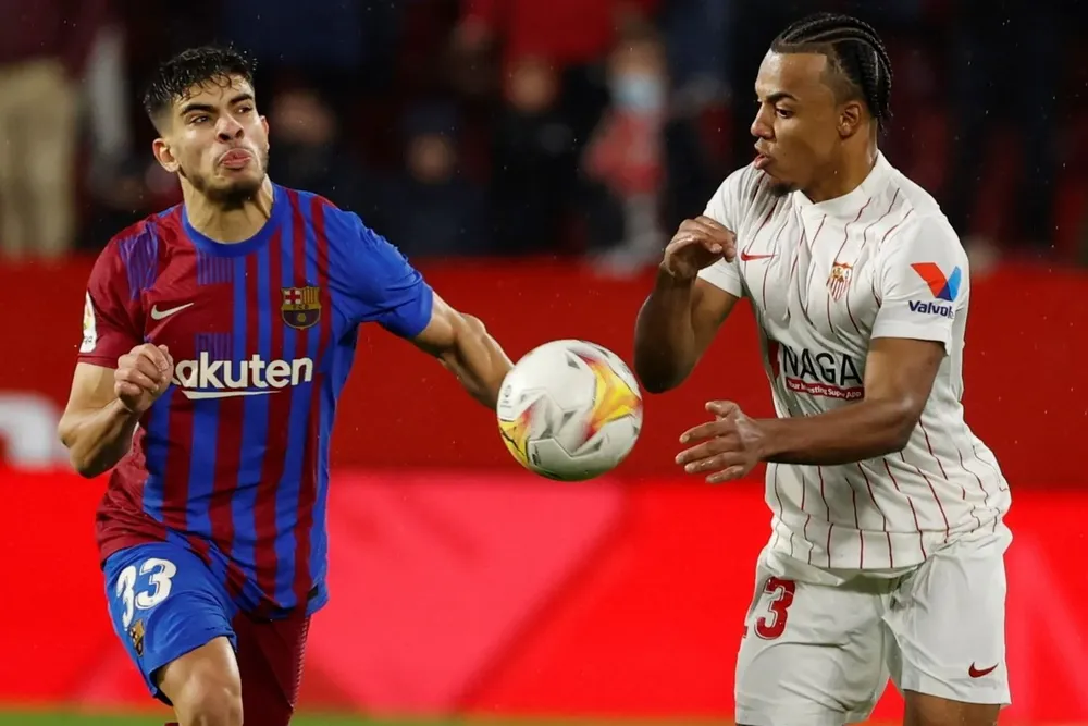 Abdessamad Ezzalzouli marcado por Jules Koundé