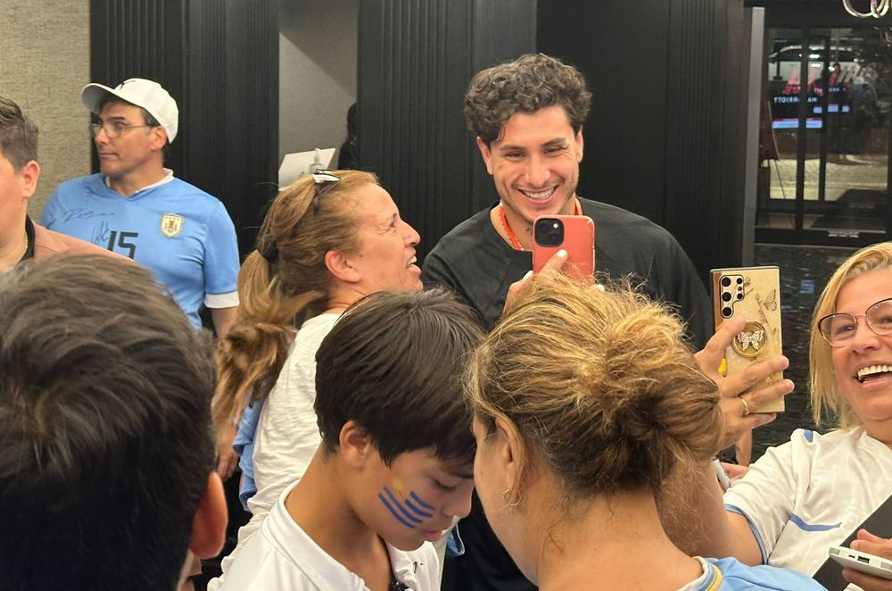 José María Giménez se sacó fotos con varios hinchas de la selección de Uruguay en el hotel tras el partido ante Canadá por la Copa América 2024