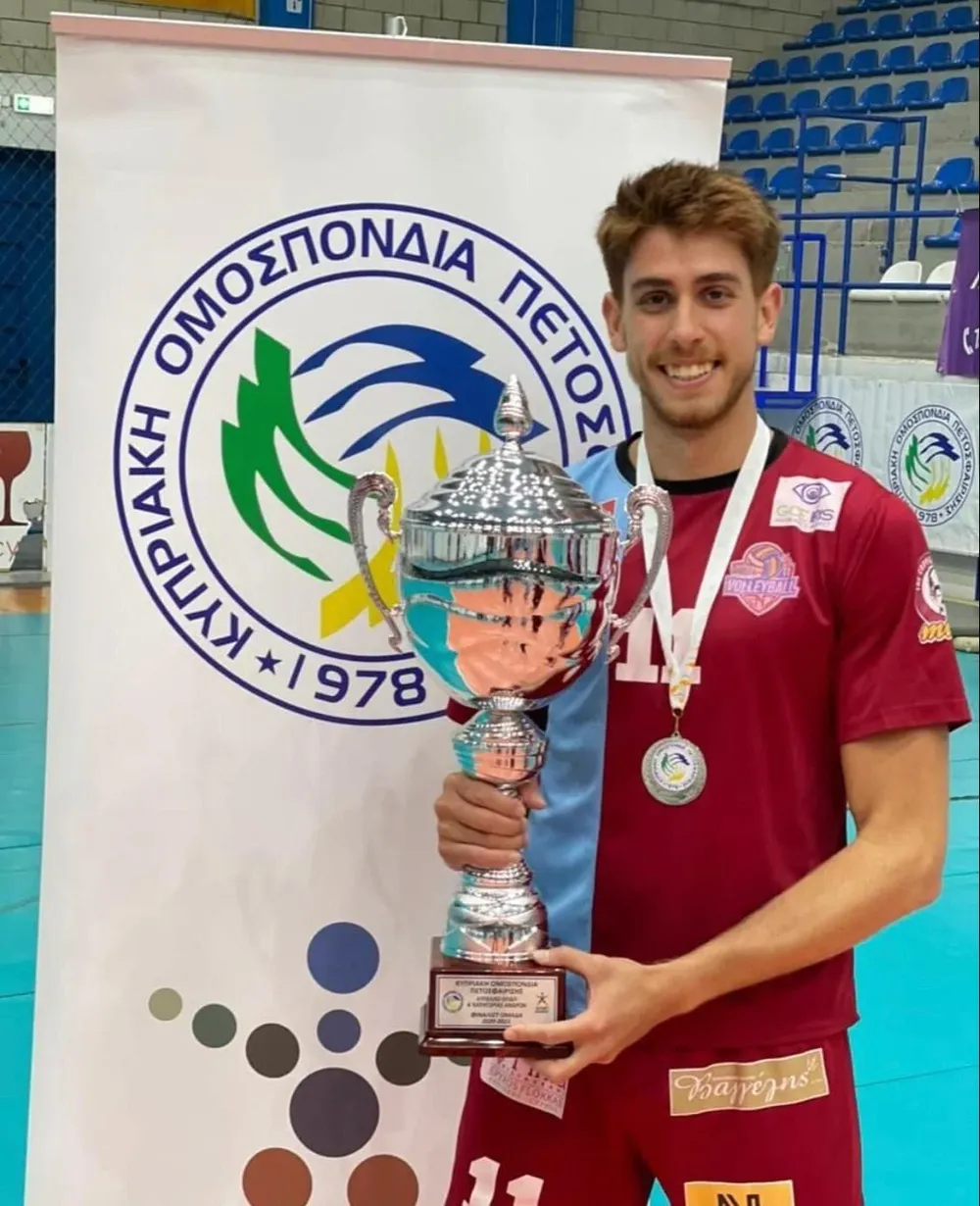 El Colo con la copa del segundo puesto de la Copa de Chipre 2020-2021