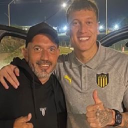Enzo Borges fue a saludar a Washington Aguerre tras el triunfo de Peñarol Enzo Borges fue a saludar a Washington Aguerre tras el triunfo de Peñarol