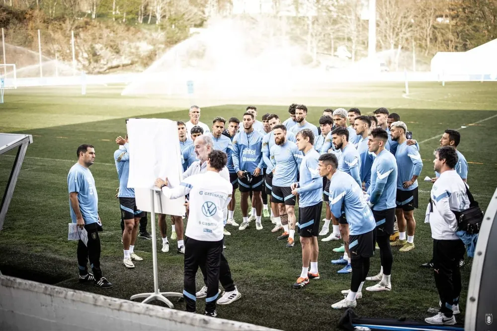 Bielsa explica a sus futbolistas en la cancha