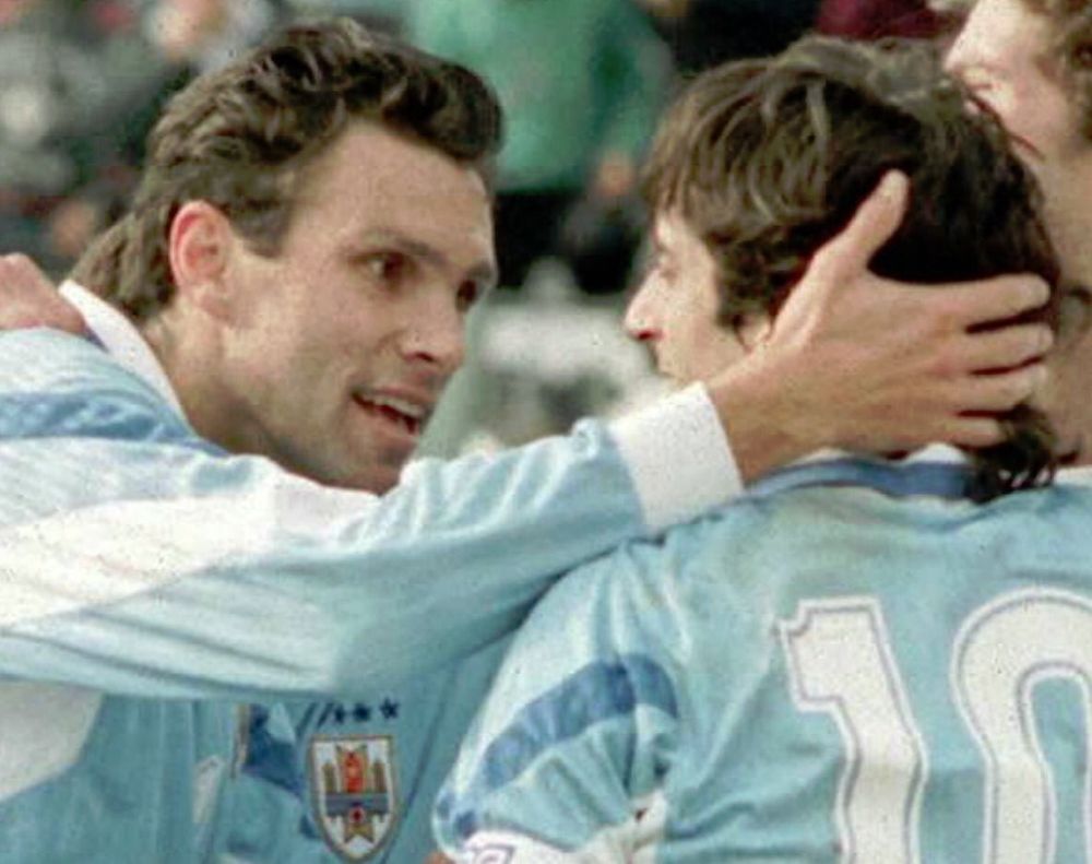 Gustavo Poyet celebra junto a Enzo Francescoli en la Copa América 1995 con Uruguay