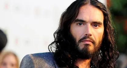 Russell Brand, el controvertido actor británico en el centro de un escándalo por abuso sexual