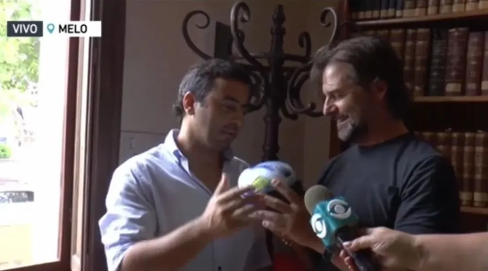 Lacalle Pou al recibir el casco de regalo en Melo