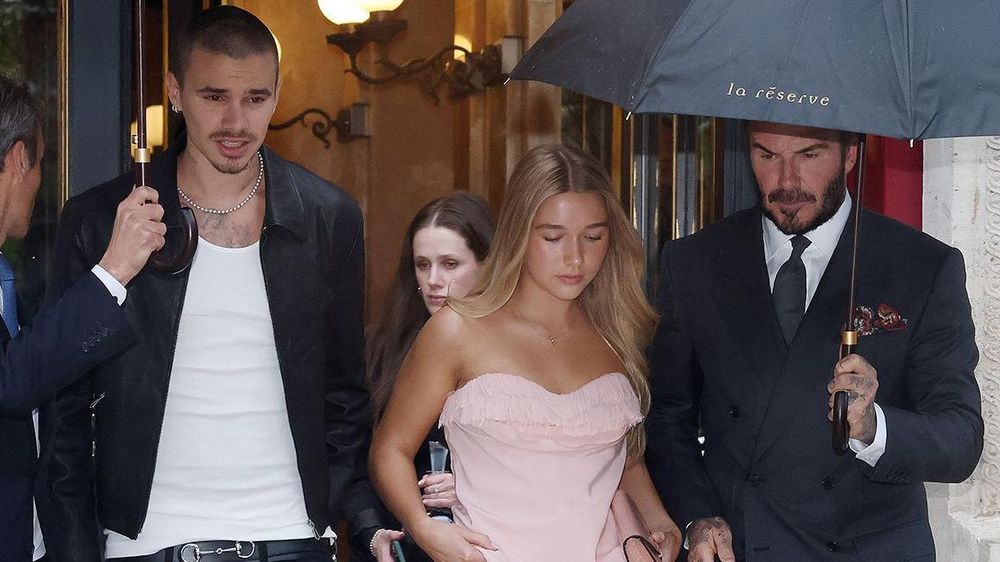 Romeo, Harper y David Beckham estuvieron en París la semana pasada para apoyar a Victoria en su desfile de la semana de la moda.