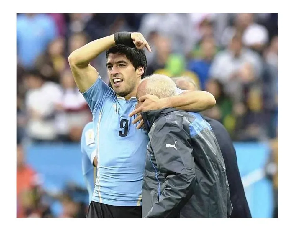 Luis Suárez con Walter Ferreira, la dedicatoria del gol a los ingleses