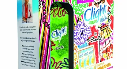 Los nuevos sticks de Clight acompañados por botellas con diseños de Benito Fernández