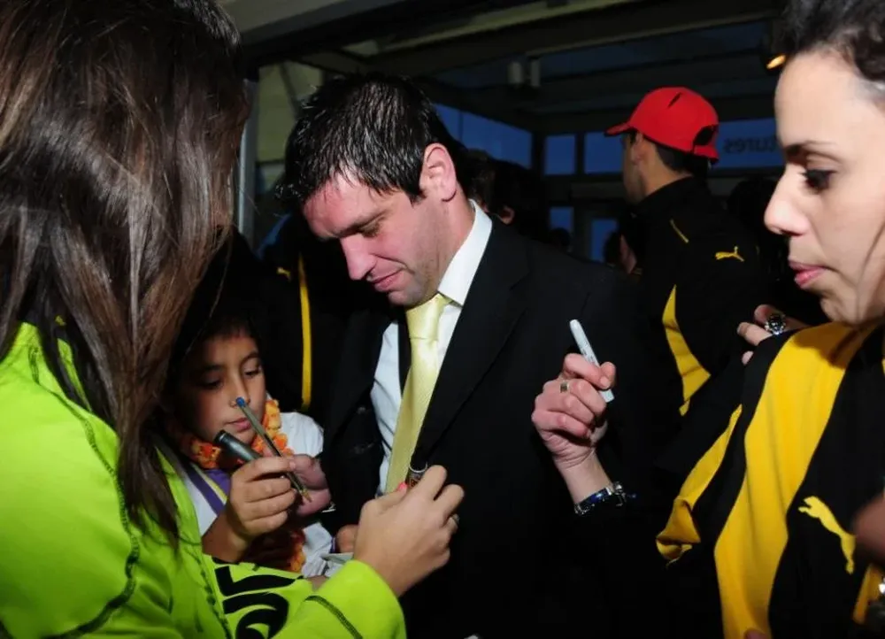 El idolo fue abordado por los hinchas al llegar del Aeropuerto