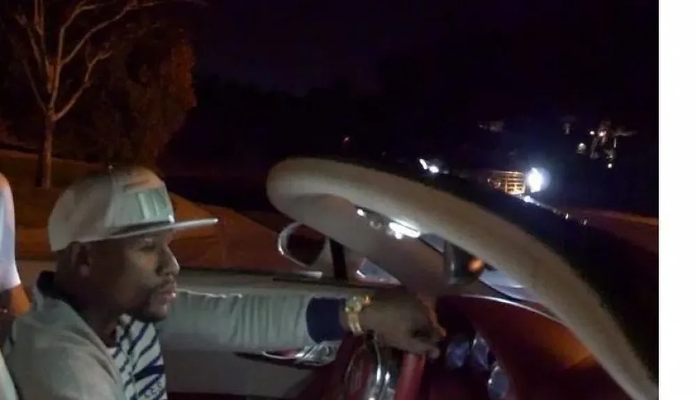 Floyd en uno de sus lujosos autos