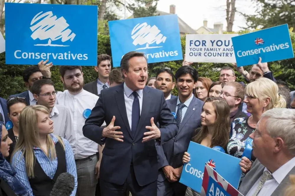 Cameron junto a partidarios en las elecciones locales en Inglaterra.