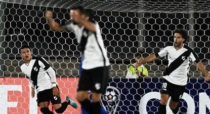 Millán celebra su gol y atrás lo hace Guillermo May