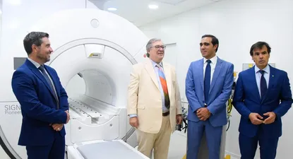 El próximo gerente Alfredo Torres; el actual gerente Julio Martínez Pérez; el subsecretario de Salud Pública, José Luis Satdjian; y el presidente de la Española, Fernando García con el resonador