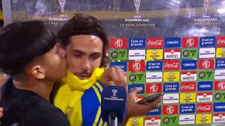 El beso a Edinson Cavani