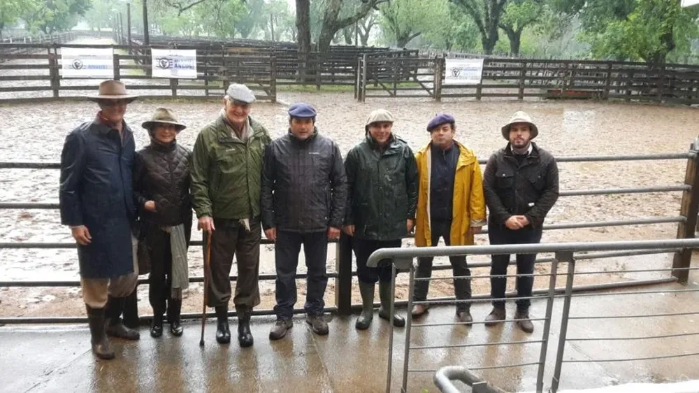 Integrantes de la cabaña y del escritorio Silveira este jueves en Melo