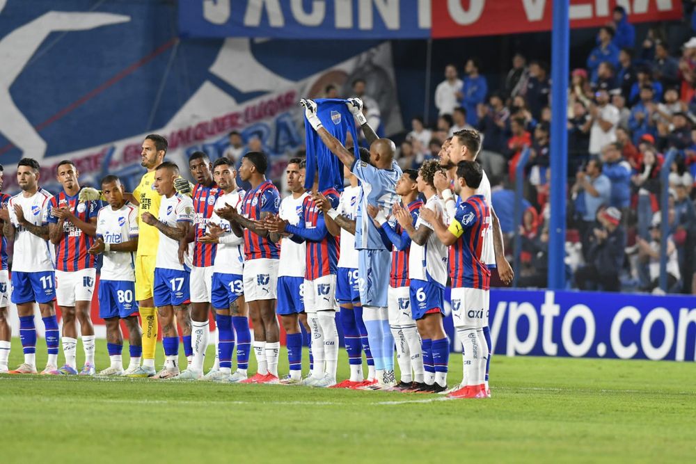 Luis Mejía muestra a todo el Gran Parque Central la camiseta que usaba Manga, quien falleció un día antes del partido ante Bahia por Copa Libertadores