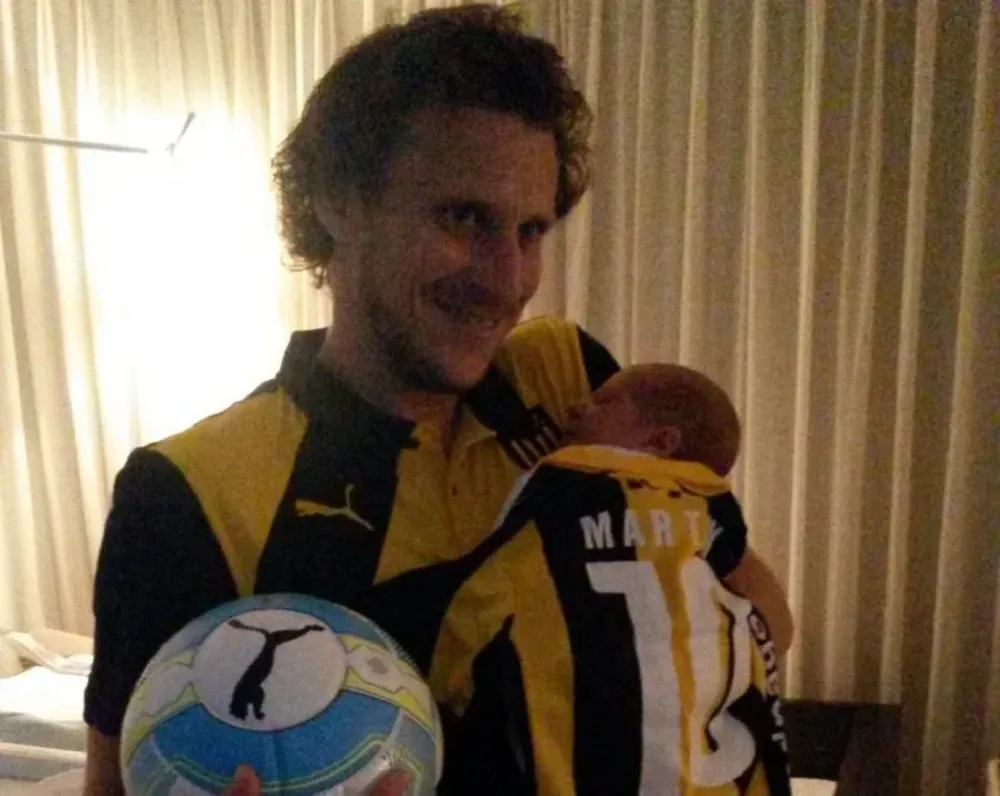 Forlán con Martín y la pelota