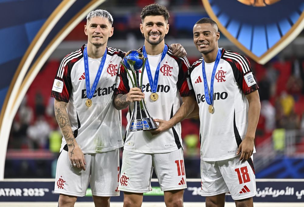 Guillermo Varela, Giorgian De Arrascaeta, y Nicolás De La Cruz con el trofeo Derbi de las Américas que ganaron ante Cruz Azul