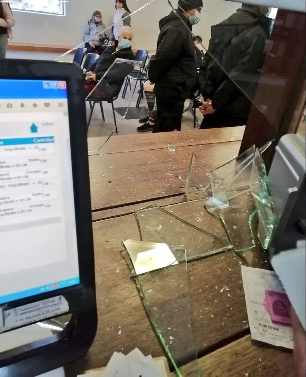 Hecho de violencia en el Saint Bois: usuaria rompió vidrio de farmacia