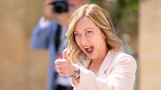 Giorgia Meloni será una de las grandes beneficiadas del éxodo de Londres. Viene trabajando para eso. Milán, de por sí un hub financiero, dio un salto en el último tiempo, aprovechando también la inestabilidad de centros como París y Frankfurt, elecciones obvias en otros contextos, hoy acosadas por el avance de la ultraderecha. Meloni, de derecha, supo suavizar su sesgo antes que radicalizarlo. Así, ante el impuestazo que se viene en Reino Unido, Italia será en 2024 el destino preferido para los ultraricos en Europa.&nbsp;