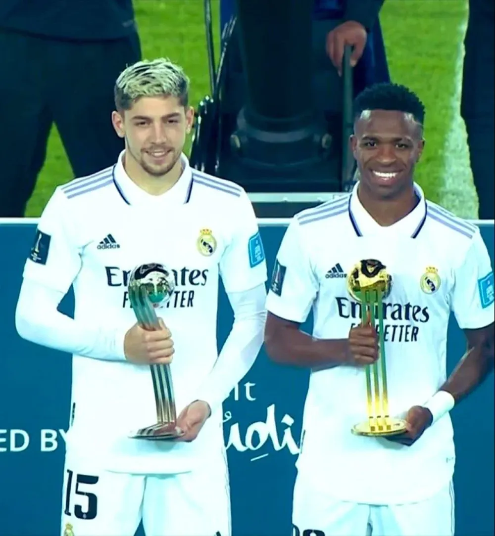 Federico Valverde recibió el Balón de Plata como segundo mejor jugador del Mundial de Clubes, detrás de Vinícius Jr, quien ganó el oro, con Real Madrid